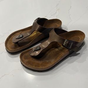 Birkenstock Gizeh. Bronze. Brown. Size 39/8-8.5. Very good condition.